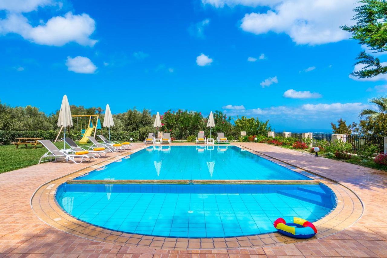 Villa Laga With Pool, 300M To Taverns, Childrens Area, Bbq! Kirianna Exterior foto